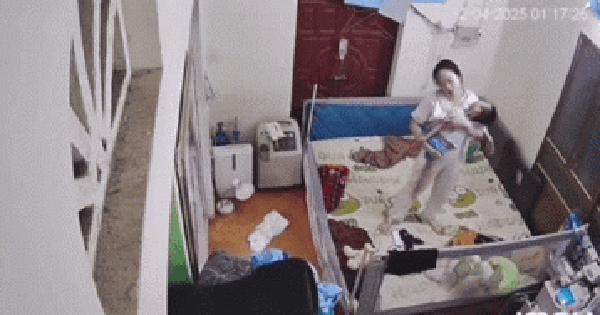 Phóng to clip trong phòng ngủ, cảnh tượng người mẹ ôm con rồi đổ gục xuống giường khiến nhiều người xót xa
