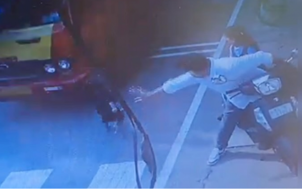 39 triệu người lặng người khi chứng kiến hình ảnh cậu bé lao ra đường khi xe tải đang lao tới, bố ôm đầu phản ứng đầy bất lực