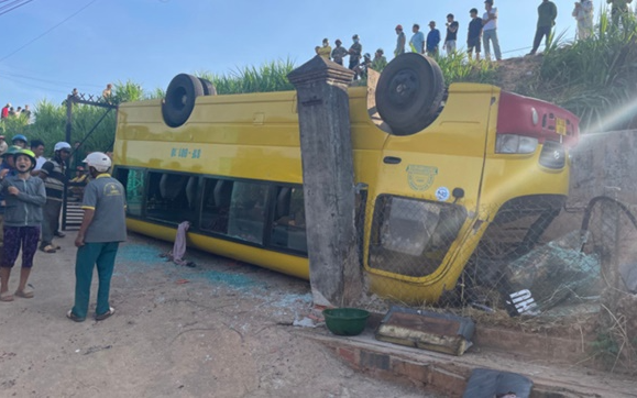 Ôtô chở 20 học sinh bị lật