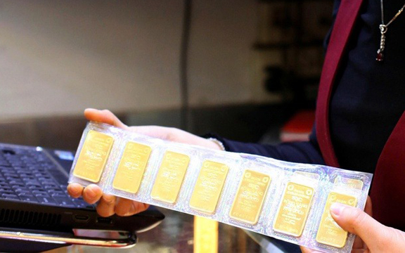 Vàng trượt không phanh, lỗ ngay 7,5 triệu đồng/lượng qua một đêm