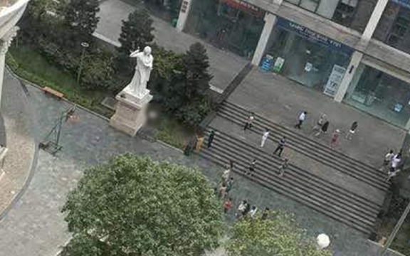 Người đàn ông rơi từ tầng cao chung cư ở Hà Nội xuống đất tử vong: Camera ghi lại được gì?