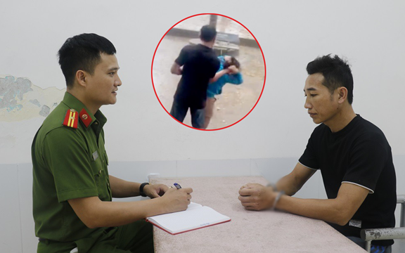 Công an thông tin vụ phụ huynh xông vào trường đánh tới tấp cô giáo, bắt đứng dưới mưa