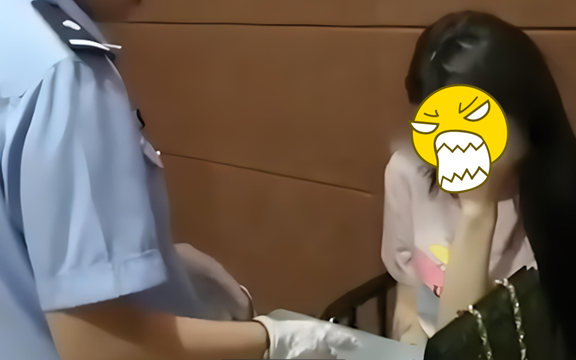 Nữ thủ quỹ phát hiện tài khoản công ty mất 6,5 tỷ đồng, "ngã ngửa" khi tiền chảy vào tài khoản con gái