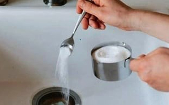 Cháu bé 2 tuổi ở TPHCM uống nhầm bột thông cống, bỏng toàn bộ khoang miệng