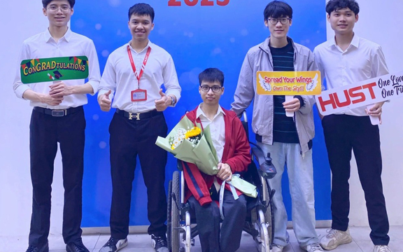 Nam sinh 10 năm được bạn cõng tới trường tốt nghiệp ĐH Bách khoa loại giỏi