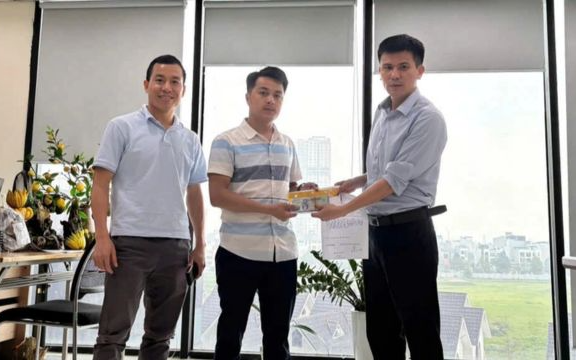 Người dân chung cư ở Hà Nội bất ngờ nhặt được cục tiền từ trên cao xuống