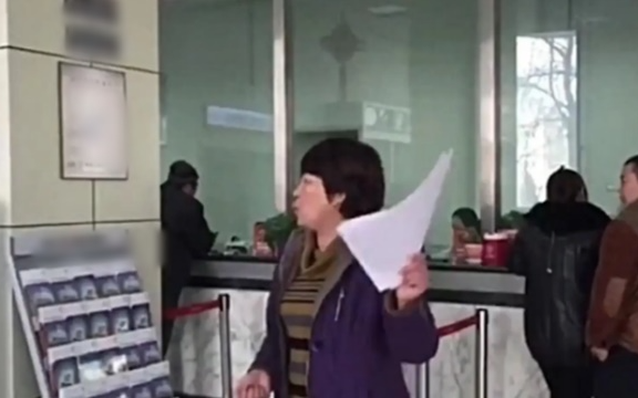 Người phụ nữ gửi tiết kiệm 71 triệu đồng, 2 tháng sau phát hiện tiền đã được dùng để mua bảo hiểm nhân thọ, ngân hàng khẳng định: “Đã có sự đồng ý của khách hàng”