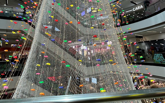 Hình ảnh mới của lưới an toàn tại Vạn Hạnh Mall gây ngỡ ngàng, người tận mắt chứng kiến thốt lên 1 điều