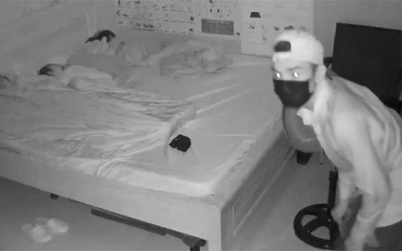Mở camera xem cảnh lúc 3h sáng, người phụ nữ rụng rời vì thấy trộm lẻn vào