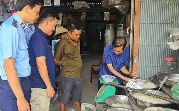 Phát hiện gạo có vấn đề bất thường bán trên thị trường Hậu Giang