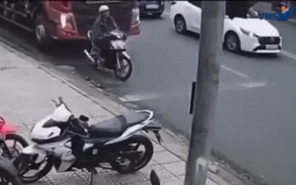Dừng xe rút tiền, tài xế gây tai nạn chết người: Khoảnh khắc ám ảnh bên đường