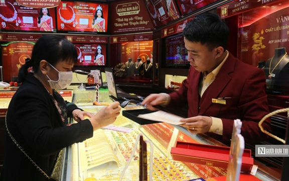 Giá vàng tiếp tục giảm, người dân đu đỉnh lỗ gần chục triệu đồng