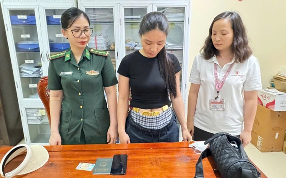 Người phụ nữ buộc 4 kg vàng ngang bụng qua cửa khẩu
