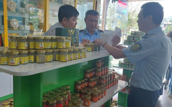 Tạm giữ hơn 23.000 lọ yến chưng nghi không đạt chất lượng ở Phú Thọ