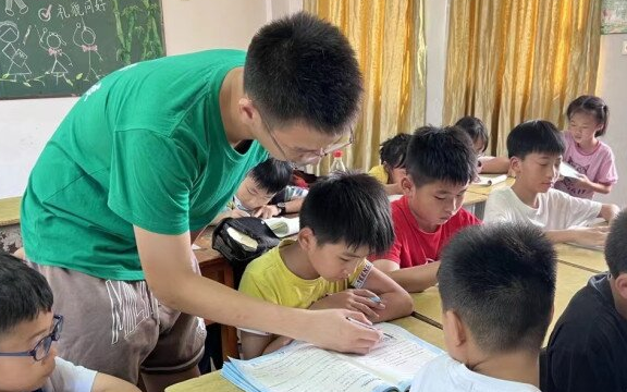 "Tổng số tuổi của bố và con gái là 100. Bố 50 tuổi. Con bao nhiêu tuổi?", học sinh trả lời là 50 bị cô gạch sai