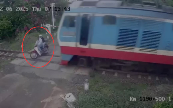 Vụ 2 vợ chồng bị tàu hỏa tông tử vong ở Phú Yên: Hiện trường đau lòng