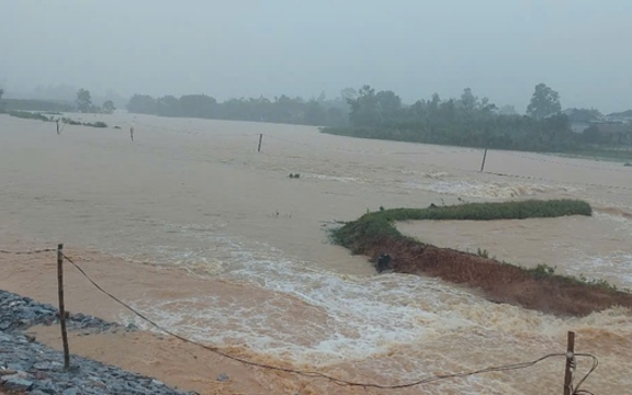 Vỡ đập thủy lợi chứa 500.000m³ nước, vùng hạ du Lệ Thủy cảnh báo khẩn