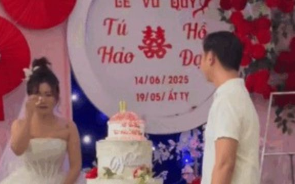 Cô dâu khóc nức nở vì lo sợ ngập lụt khách không đến dự tiệc và cái kết bất ngờ