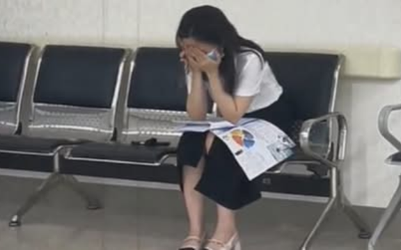 Khoảnh khắc cô gái 23 tuổi bị ung thư máu ngồi khóc ở hành lang bệnh viện khiến nhiều người đau lòng: Đừng bỏ qua những dấu hiệu bệnh