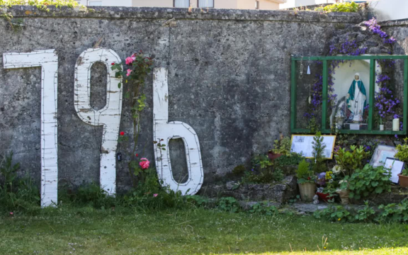 Ireland: 796 hài cốt trẻ sơ sinh nằm trong bể phốt tại một nhà thờ