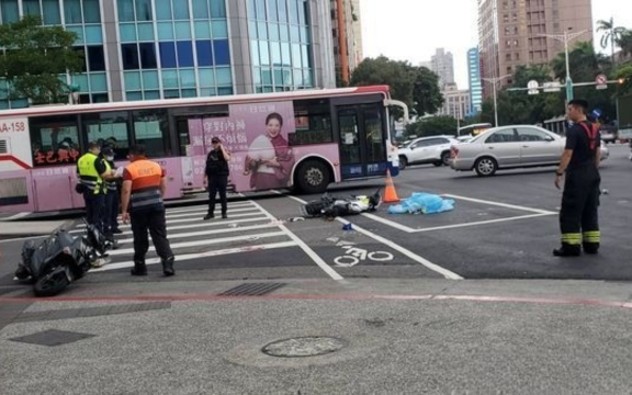 Nữ sinh 18 tuổi đứng chờ đèn đỏ bị xe cẩu cán tử vong: Tài xế cố tình kéo lê nạn nhân rồi lùi xe tìm đường thoát