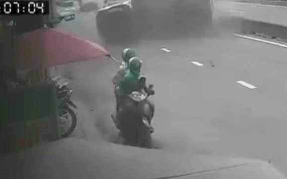 Tài xế xe ôm cùng hành khách thoát nạn trong vụ lật xe tải ở TPHCM
