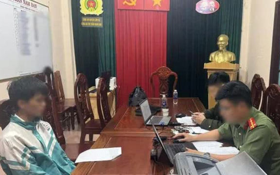 Gian lận thi tốt nghiệp THPT 2025: Hé lộ chiêu trò nam sinh gửi đề Văn ra cho bạn dùng Chat GPT giải giúp
