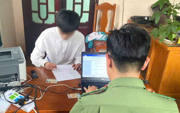 Khởi tố vụ án thí sinh dùng camera truyền đề thi môn Ngữ văn ra ngoài: Danh tính thí sinh khiến nhiều người ngỡ ngàng
