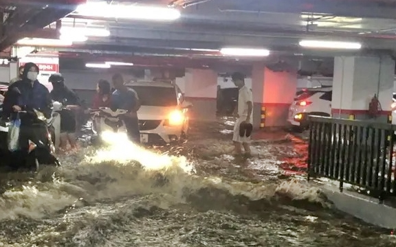 Mưa xối xả, nước cuốn như thác, hầm chung cư ở Hạ Long 