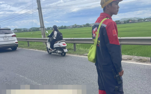 Đâm bạn gái trọng thương, người đàn ông chạy ra đường lao vào xe tải tử vong
