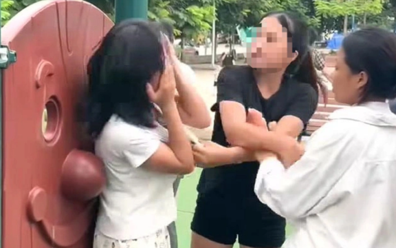 Truy tìm nghi phạm hành hung cô gái tại công viên ở Bắc Ninh