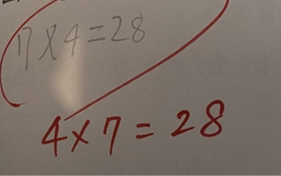 Con gái làm phép tính "7×4=28" bị gạch sai, bố vò đầu bứt tai không hiểu tại sao, dân mạng thì cãi nhau ầm ầm
