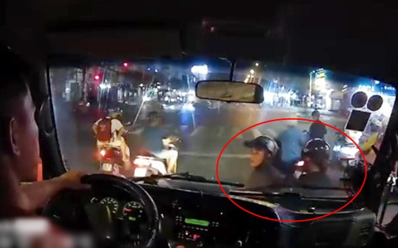 Clip: Thanh niên đi xe máy cố tình chặn đầu ô tô, hành động của bạn gái ngồi sau khiến cả cõi mạng vỗ tay