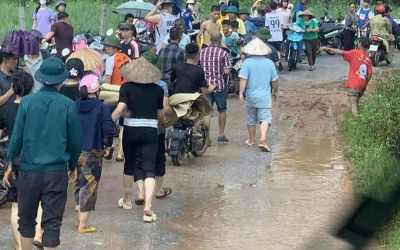 Thương tâm: Tìm thấy thi thể 2 cháu bé bị lũ cuốn ở Thái Nguyên