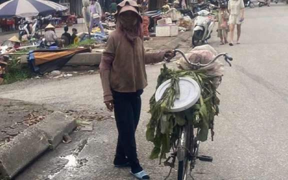 Con gái vỡ òa báo tin tìm thấy mẹ mất tích khi đạp xe từ Thanh Hóa ra Hà Nội