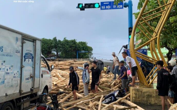Vụ xe chở gỗ bị lật, đè tử vong thiếu niên 14 tuổi: Hai người đi đường thoát nạn trong gang tấc