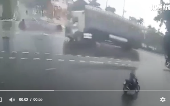 Vụ xe đầu kéo chở gỗ lật, đè tử vong thiếu niên 16 tuổi ở Đắk Lắk: Camera ghi lại cảnh đau đớn