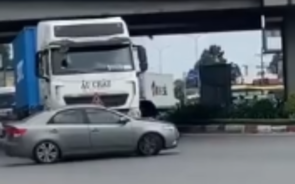 Bị container đẩy trượt dài cả trăm mét, nữ tài xế bật mở cửa xe nhảy ra ngoài: Diễn biến bất ngờ sau đó