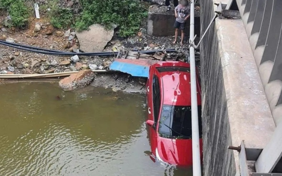 Hú vía cảnh 4 người trên ô tô lao xuống cầu Thanh Ba