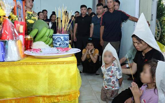 Hai đứa trẻ ngơ ngác bên di ảnh Thiếu tá cảnh sát hy sinh khi làm nhiệm vụ: 