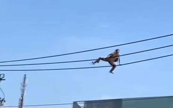 Vụ người phụ nữ bán vé số bò như "siêu nhân nhện" trên dây điện hạ thế ở TP.HCM: Camera tiết lộ khoảnh khắc thót tim