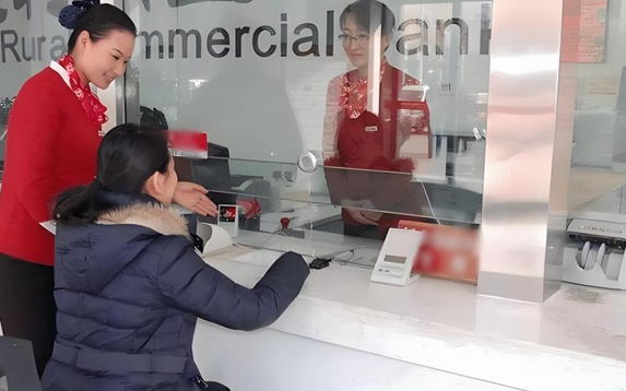 Quét nhà bỗng tìm thấy sổ tiết kiệm tưởng mất vài năm trước, ra ngân hàng lấy tiền thì được thông báo: Đã rút 4 đợt, tài khoản 0 đồng