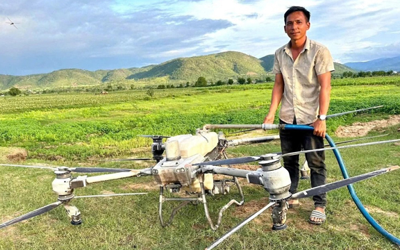 Dùng drone phun thuốc trừ sâu cứu 2 em nhỏ giữa dòng lũ dữ ở Gia Lai: Người 