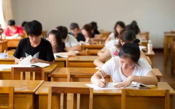 Nam sinh giỏi nhất tỉnh nộp 3 tờ giấy trắng thi đại học khiến nhà trường sửng sốt khi biết nguyên do: “Em cố tình thi trượt”
