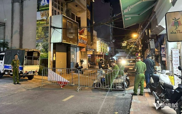 Hiện trường vụ người đàn ông rơi xuống từ nhà cao tầng ở Hà Nội, nhân chứng tiết lộ cảnh kinh hoàng