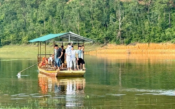 Hai vợ chồng tử vong khi ô tô bị ngập nước ở lòng hồ Bến Châu