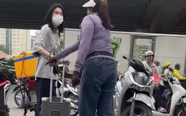 Công an vào cuộc xác minh vụ cô gái đứng trên vỉa hè đợi xe bị người bán nước xua đuổi ở Hà Nội