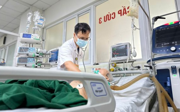 Cụ ông liệt hoàn toàn tứ chi sau khi tiêm thuốc giảm đau tại một phòng khám tư nhân