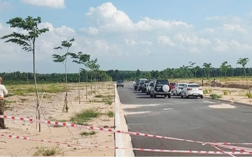 Vụ người đàn ông mặc áo xe ôm công nghệ tử vong bí ẩn giữa bãi đất trống: Tạm giữ 1 thanh niên
