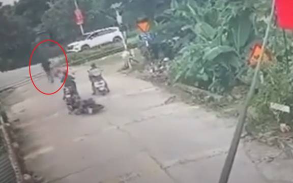 Chàng trai Hải Phòng phản xạ "nhanh như chớp", cứu bé trai 7 tuổi thoát chết trong tích tắc ngay trước mũi tàu hỏa